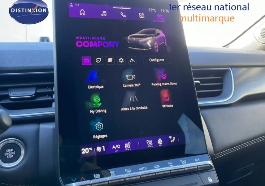Vue intérieure centrée sur l'écran tactile vertical du tableau de bord du Renault Symbioz bleu iron metal, affichant les réglages confort.