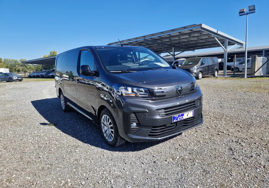 Peugeot Expert Cabine Approfondie gris titane vu en 3/4 avant droit sur un parking ensoleillé.