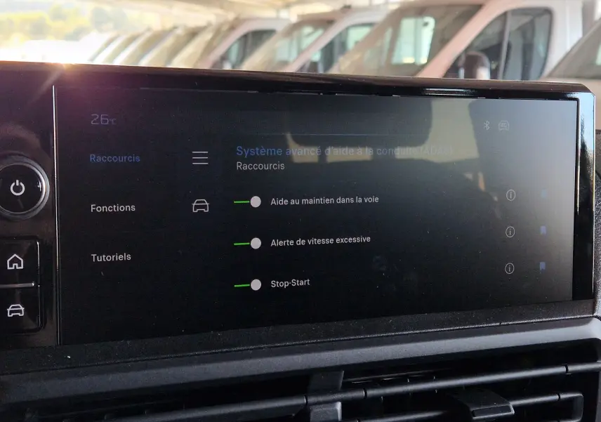Écran tactile du système d'aide à la conduite du Peugeot Expert Cabine Approfondie gris titane, vue intérieure centrale.