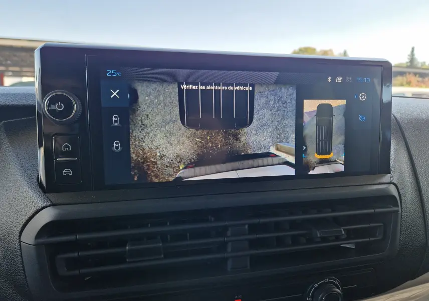 Écran central du Peugeot Expert XL 2025 montrant la caméra de recul avec vue aérienne du véhicule gris titane.