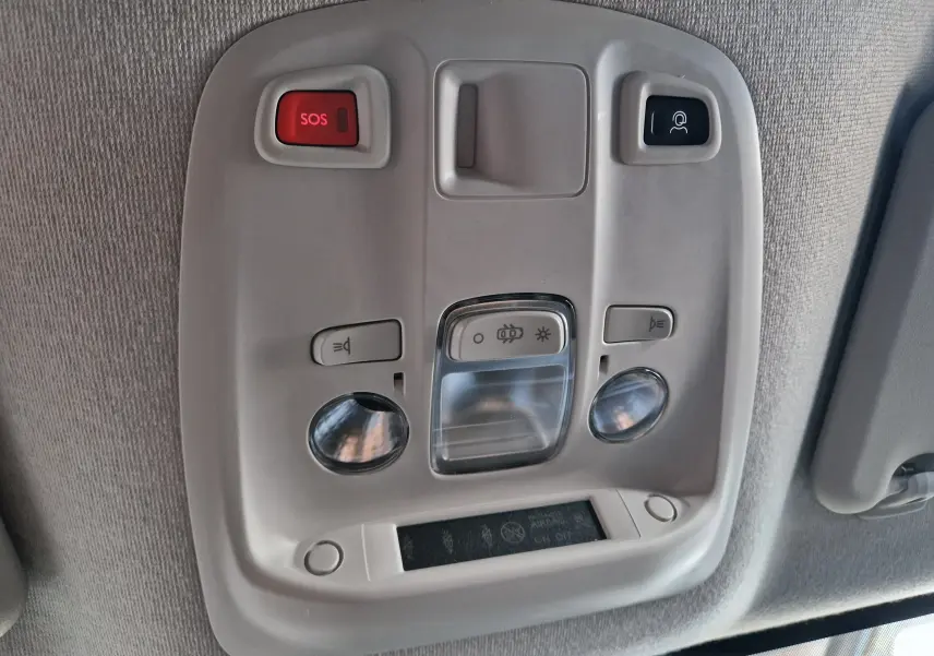 Vue en gros plan du plafonnier gris clair avec bouton SOS rouge et commandes d'éclairage dans un Peugeot Expert Cabine Approfondie gris titane.