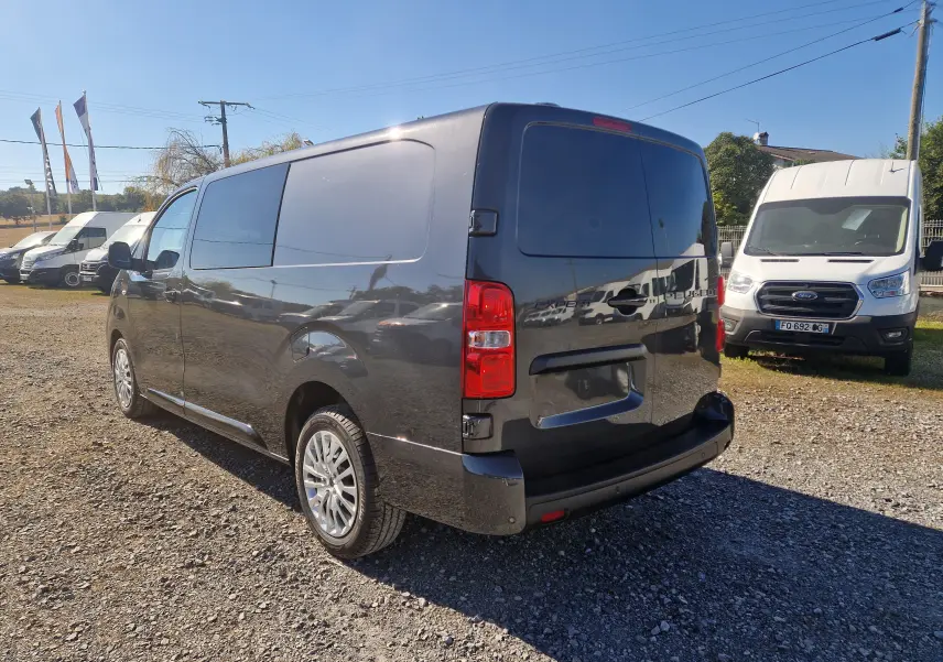 Vue 3/4 arrière droite du Peugeot Expert Cabine Approfondie gris titane, avec portes arrière fermées et jantes alliage.
