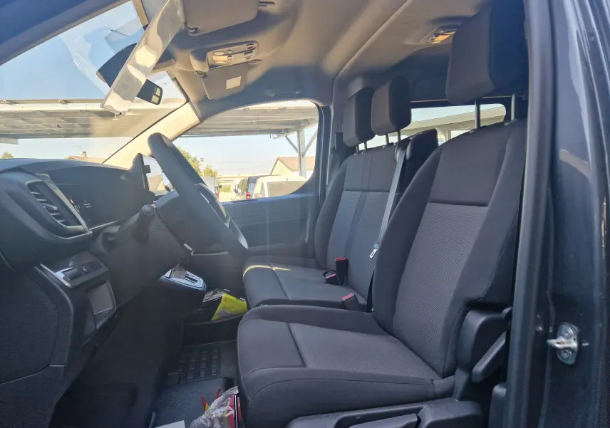 Vue intérieure côté conducteur du Peugeot Expert XL gris titane, montrant les sièges avant et la planche de bord.