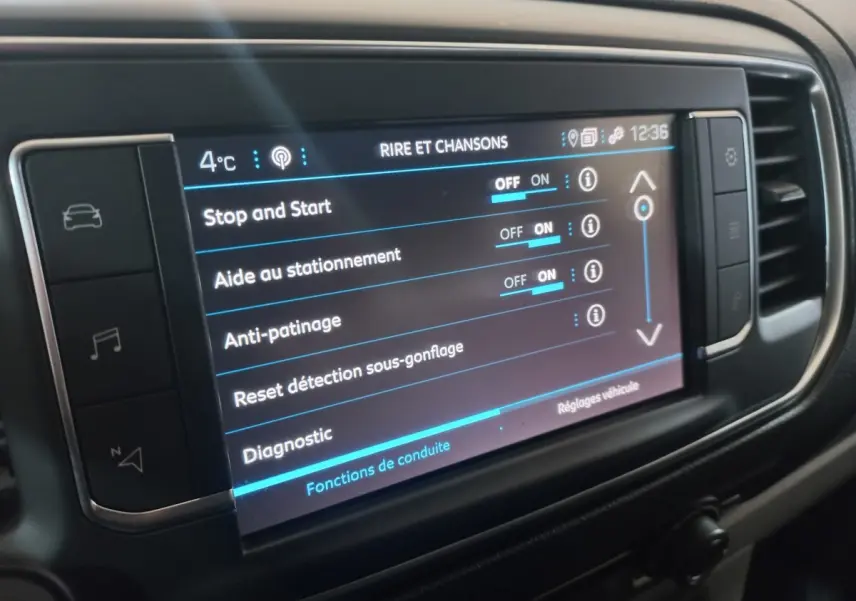 Écran tactile central du Peugeot Traveller 2021 affichant les réglages d’aide à la conduite, vue de près côté droit.