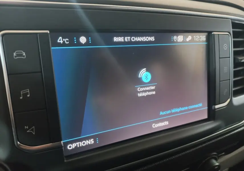 Écran tactile central du tableau de bord du Peugeot Traveller gris clair, affichant la connexion Bluetooth.