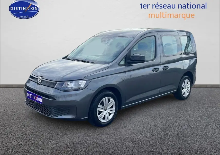 Vue 3/4 avant droit d'un Volkswagen Caddy gris indien avec jantes alliage et calandre épurée.
