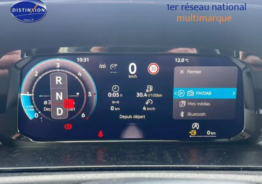 Tableau de bord numérique du Volkswagen Caddy 2025 affichant vitesse, mode boîte auto et options connectées.