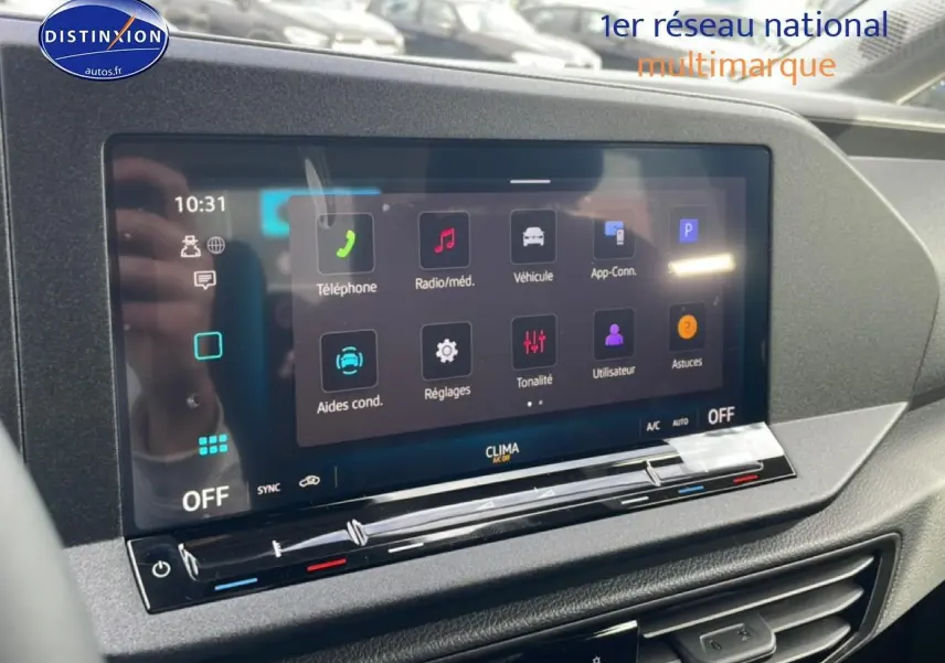 Écran tactile central couleur affichant les options multimédia et climatisation dans un Volkswagen Caddy gris indien 2025.