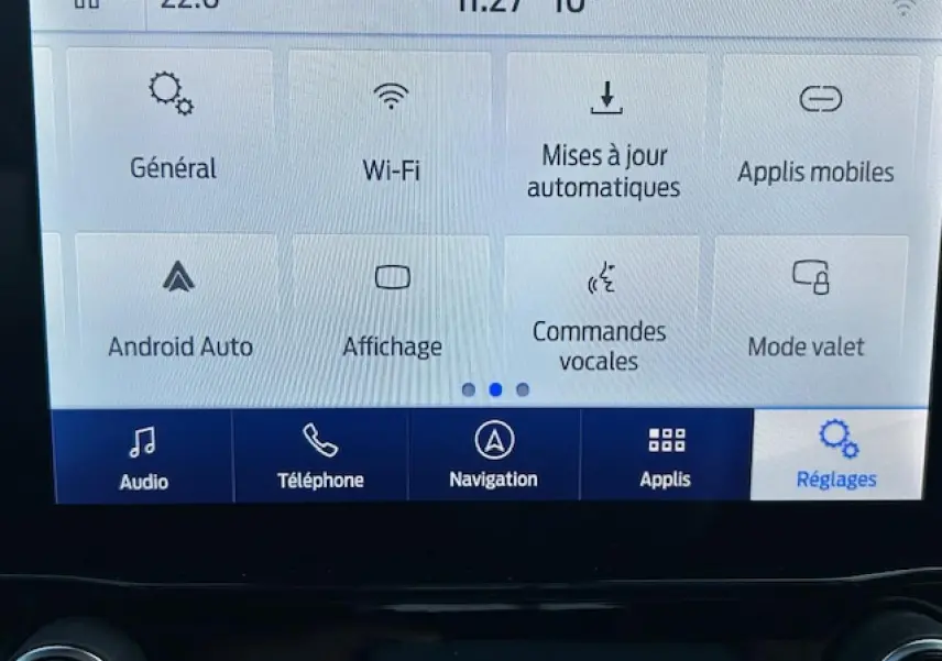 Écran tactile central du Ford Puma gris Magnetic 2023 affichant le menu Réglages avec options connectivité et vocales.