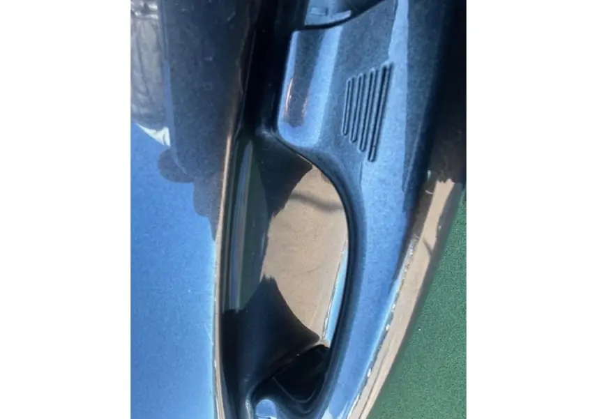 Poignée de porte avant droite du Ford Puma gris magnetic 2023 avec finition ST-Line visible en gros plan.