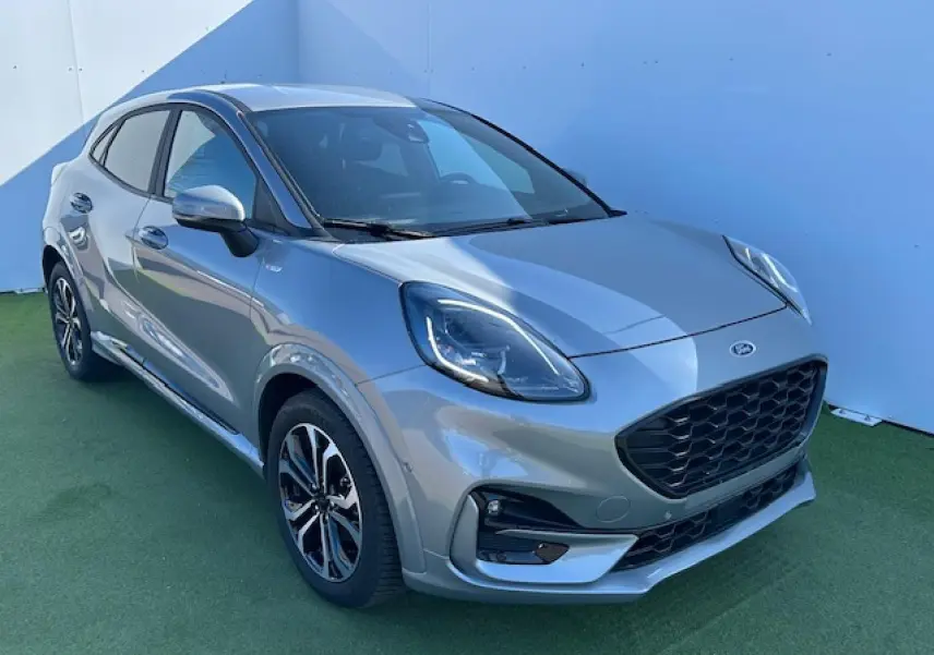 Ford Puma gris Magnetic en vue 3/4 avant droit, avec calandre noire et jantes alliage 17 pouces distinctives.