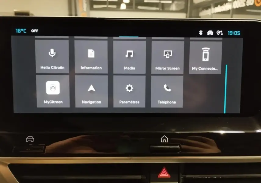 Écran tactile central de la Citroën C4 2025 affichant le menu principal avec options connectées et navigation.