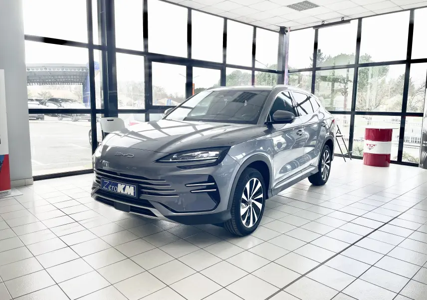 Vue 3/4 avant droit du BYD SEAL U 2025 hybride rechargeable en gris métallisé TIME GREY, avec jantes bicolores et calandre épurée.