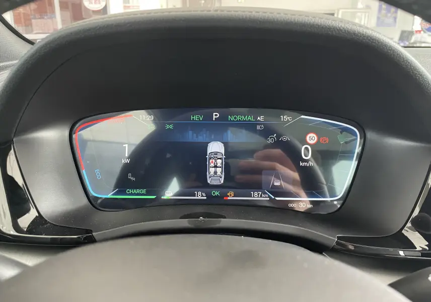 Vue rapprochée du tableau de bord numérique du BYD SEAL U 2025, affichage des informations de conduite et énergie.