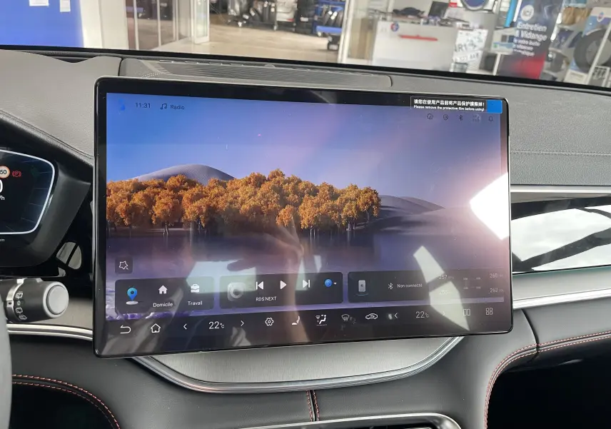 Écran tactile central large du tableau de bord du BYD SEAL U 2025, vue intérieure avant, détails du système multimédia.