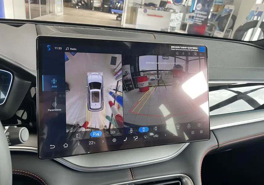 Vue intérieure du tableau de bord du BYD SEAL U 2025 avec écran tactile affichant la caméra 360° et l’aide au stationnement.