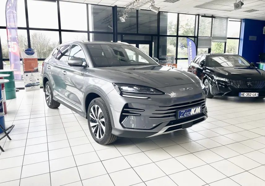 Vue 3/4 avant gauche du BYD SEAL U TIME GREY en showroom, avec calandre épurée et jantes alliage 19 pouces bicolores.