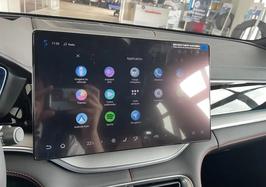 Écran tactile central du tableau de bord du BYD SEAL U 2025, affichant les applications du système multimédia.