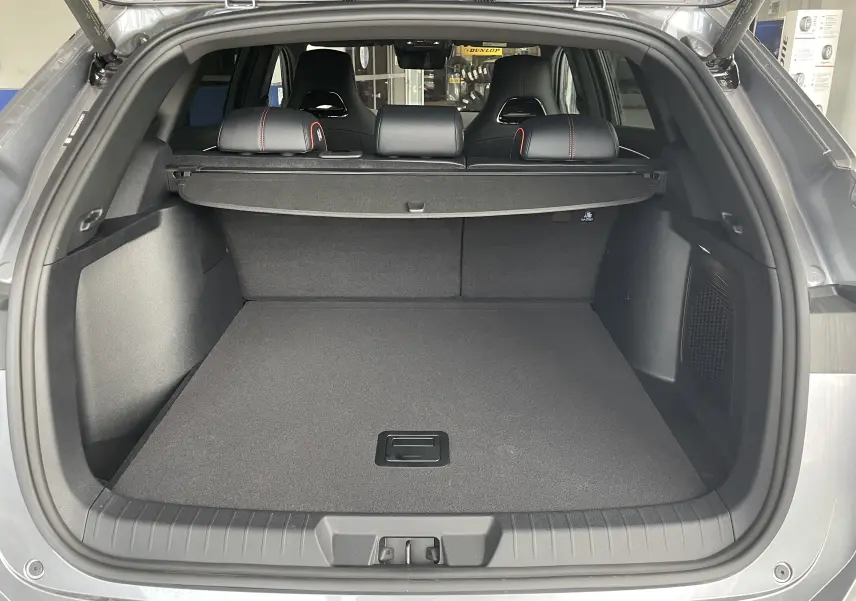 Coffre ouvert vu de l'arrière du BYD SEAL U gris TIME GREY avec banquette arrière et cache-bagages visibles.
