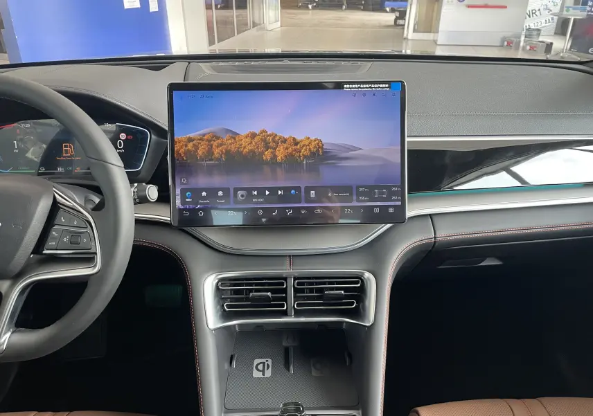 Tableau de bord et écran tactile 15,6'' du BYD SEAL U 2025, intérieur noir avec sièges marron et volant multifonction.