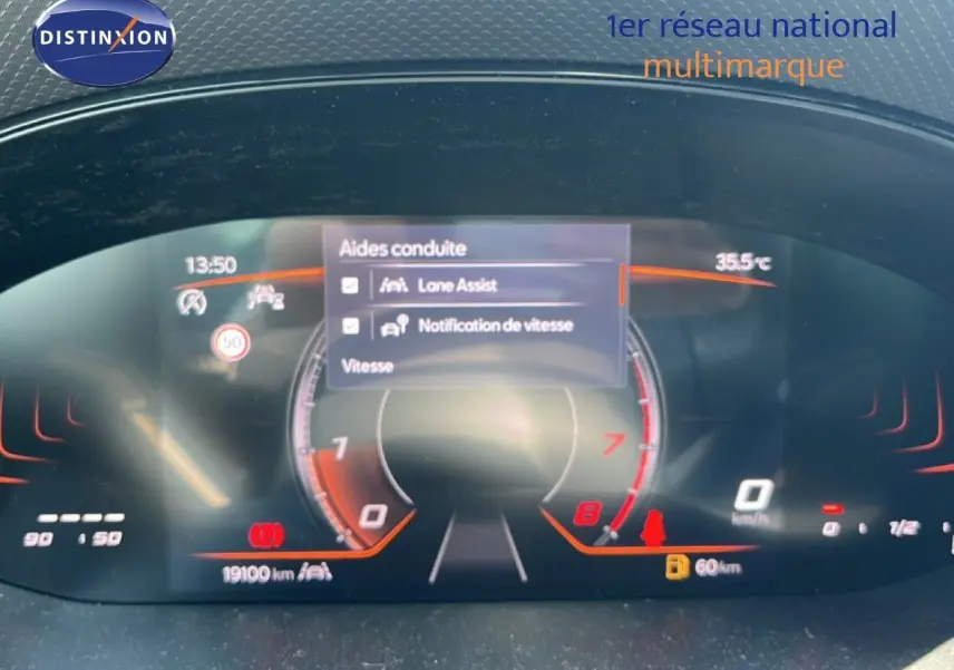 Tableau de bord numérique du SEAT Arona 2025 montrant les aides à la conduite et la vitesse, vue de face.