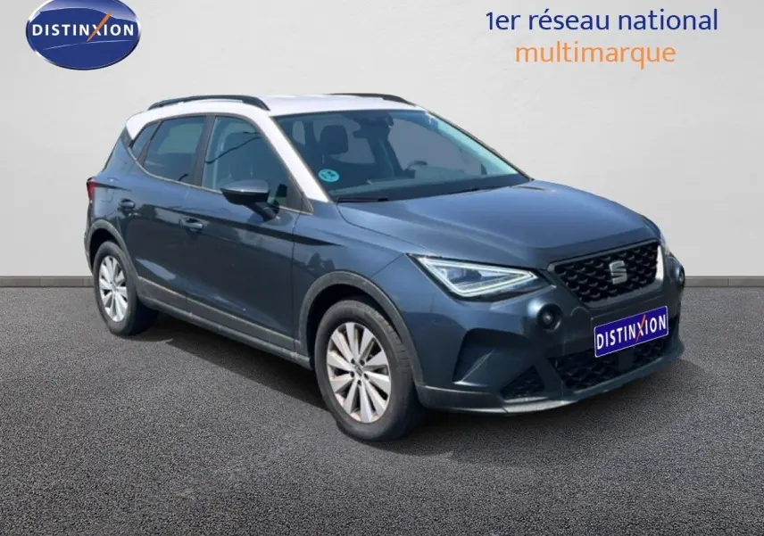 SEAT Arona gris Magnetic Metal avec toit blanc, vue 3/4 avant droit sur fond neutre.