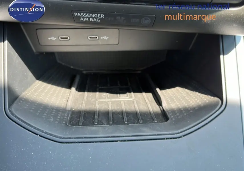 Gros plan sur la console centrale du SEAT Arona 2025, montrant les ports USB-C et un espace de rangement noir.