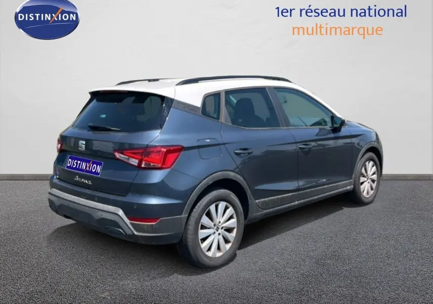 Vue 3/4 arrière droite d'une SEAT Arona gris magnetic metal avec toit blanc, version Style Special Edition 2025.