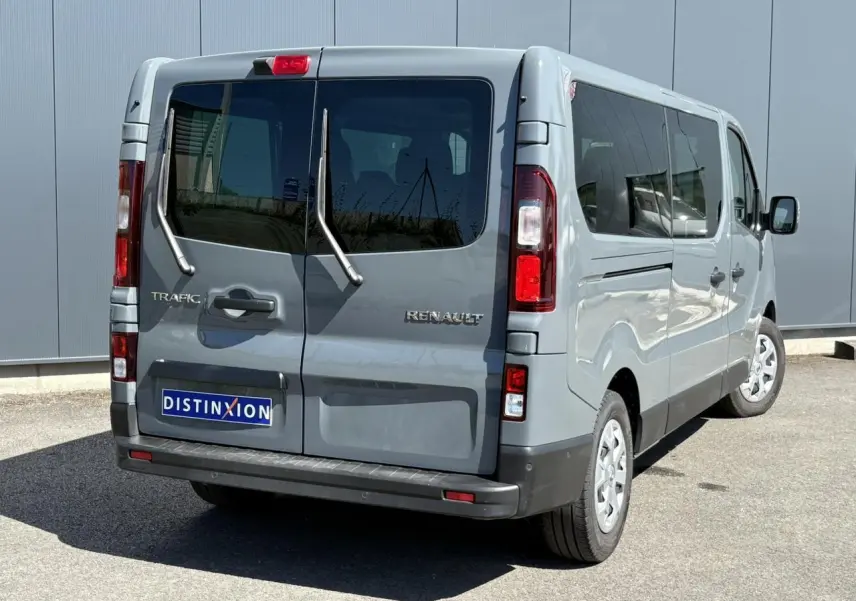 Vue 3/4 arrière droite du Renault Trafic Fourgon gris Urban avec portes arrière vitrées et essuie-glaces intégrés.