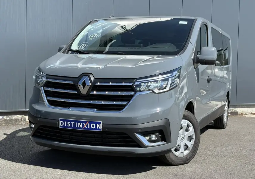 Renault Trafic Fourgon Urban Grey en 3/4 avant droit, avec calandre chromée et projecteurs Full LED visibles.