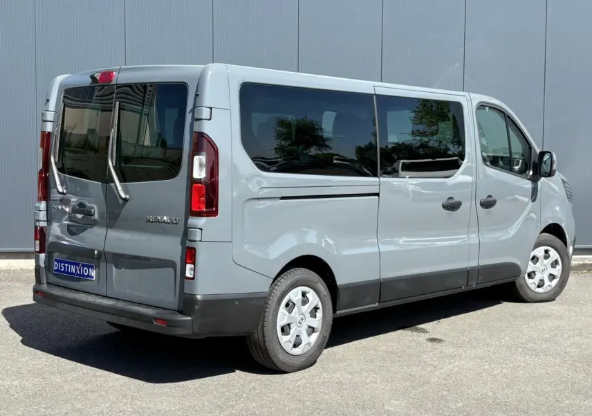 Renault Trafic Combi Urban Grey vu 3/4 arrière droit, portes vitrées et roues tôlées visibles.