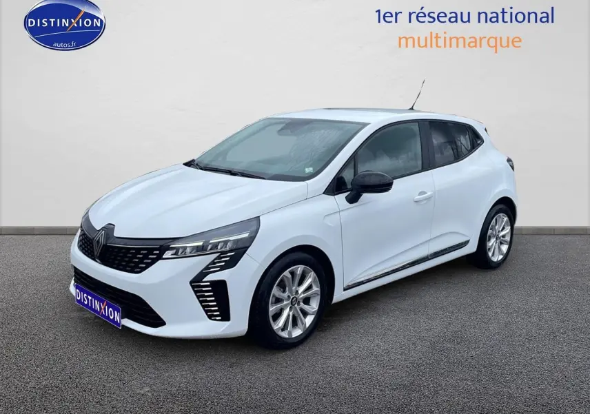 Renault Clio V blanche vue 3/4 avant droit, avec phares LED et jantes alliage argentées.