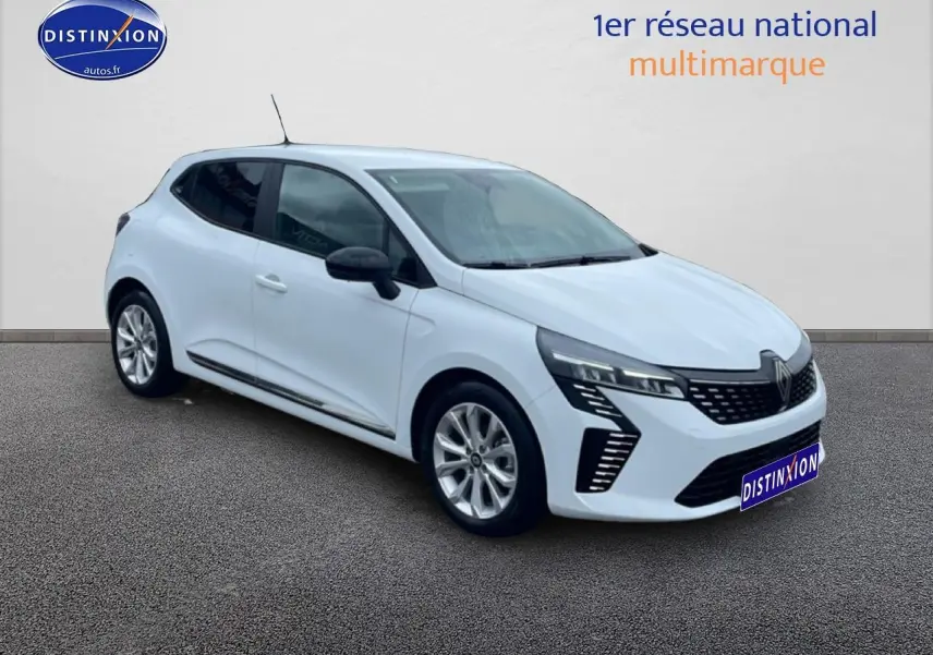 Renault Clio V blanche vue 3/4 avant droit avec phares LED et jantes alliage argentées.