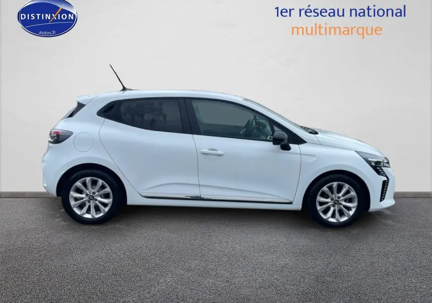 Profil droit d'une Renault Clio V blanche 2025 avec jantes alliage et vitres teintées sur fond neutre.