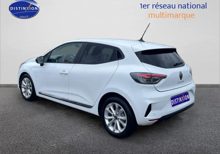 Vue 3/4 arrière droite d'une Renault Clio V blanche avec jantes alliage et vitres teintées.