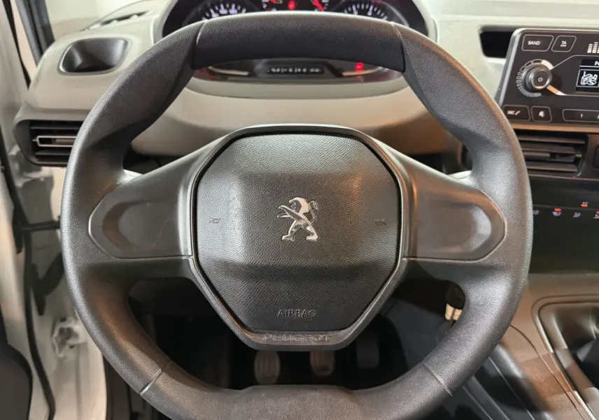 Vue rapprochée du volant noir de la Peugeot Rifter PureTech 110 S&S Active 2019 avec tableau de bord en arrière-plan.