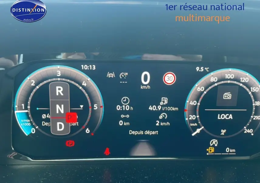 Tableau de bord numérique du Volkswagen Caddy blanc 2025, affichage vitesse et indicateurs moteur au repos.