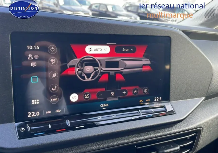 Écran tactile central du tableau de bord du Volkswagen Caddy 2025, affichant la climatisation en mode automatique.