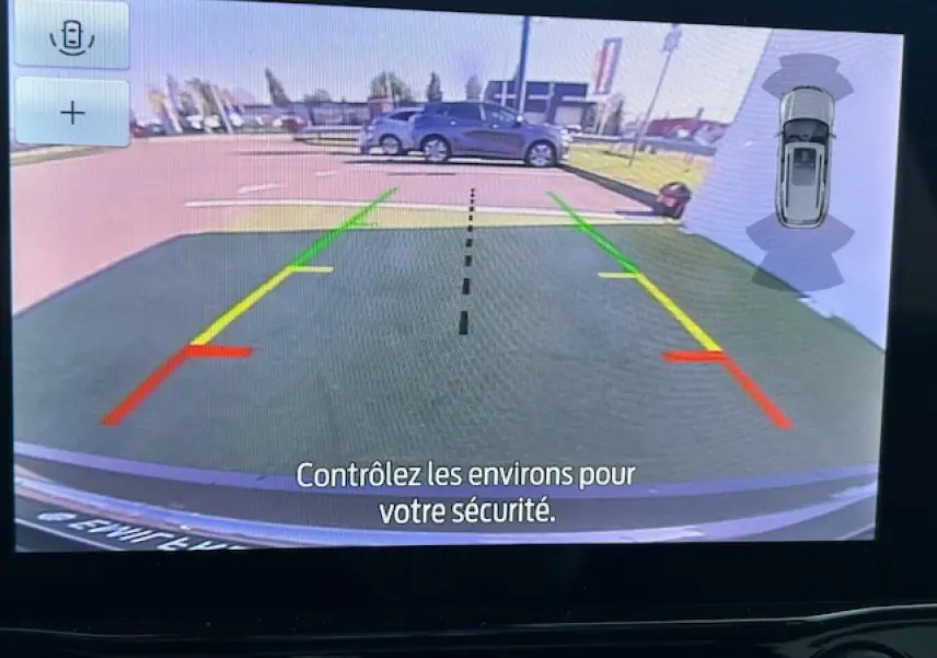 Vue caméra de recul du Ford Puma gris Solar, avec lignes d’aide au stationnement et affichage 360° du véhicule.