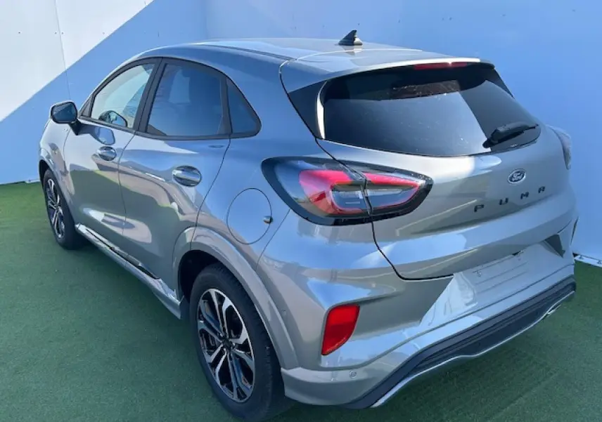 Vue 3/4 arrière droite du Ford Puma gris Solar avec feux LED et jantes alliage noires et argentées.