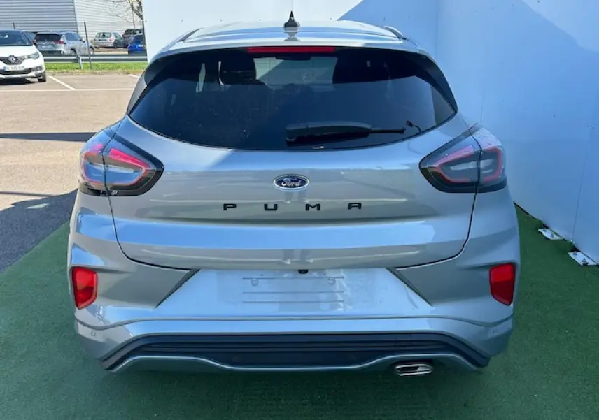 Vue arrière d'un Ford Puma gris Solar 2023 avec feux LED et hayon électrique mains libres visible.