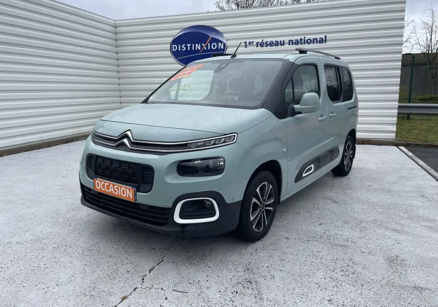 Citroën Berlingo M BlueHDi 130 Shine vert clair, vue 3/4 avant droit avec protections latérales noires et jantes bi-ton.