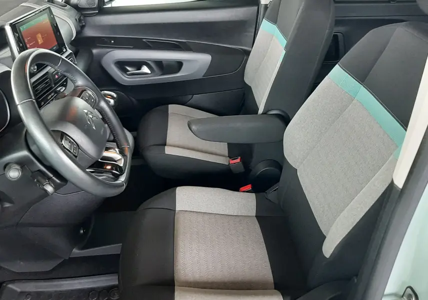 Vue intérieure côté conducteur du Citroën Berlingo M BlueHDi 130ch Shine 2019, sièges tissu gris noir avec bande verte.
