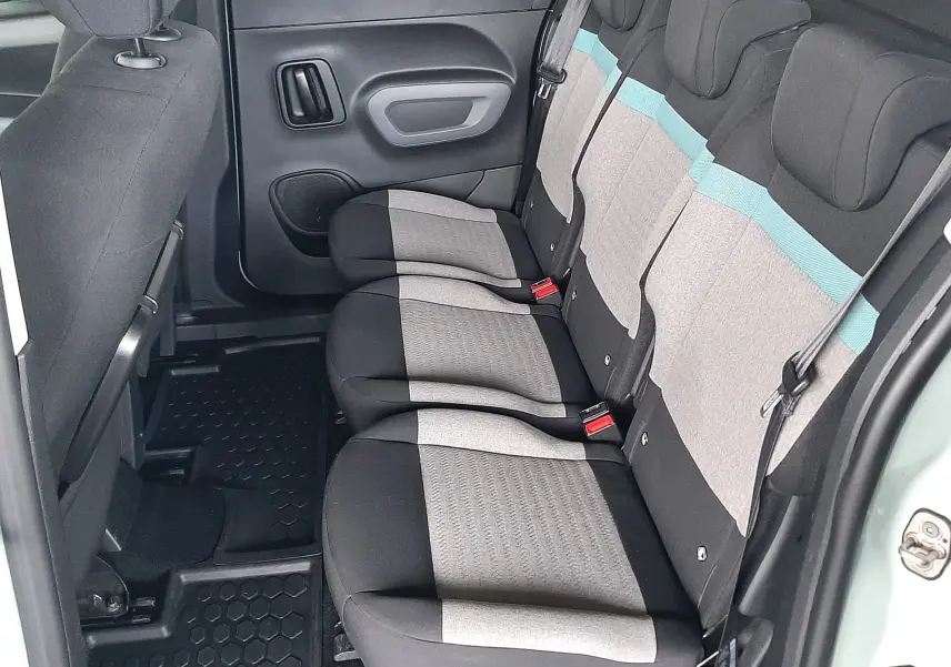 Vue intérieure côté droit des sièges arrière gris clair et noir avec bande bleue du Citroën Berlingo M BlueHDi 130ch Shine 2019.