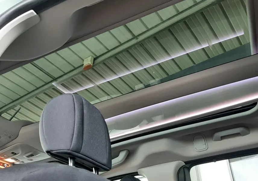 Vue intérieure du toit ouvrant panoramique et appuie-tête avant du Citroën Berlingo M BlueHDi 130ch Shine 2019.