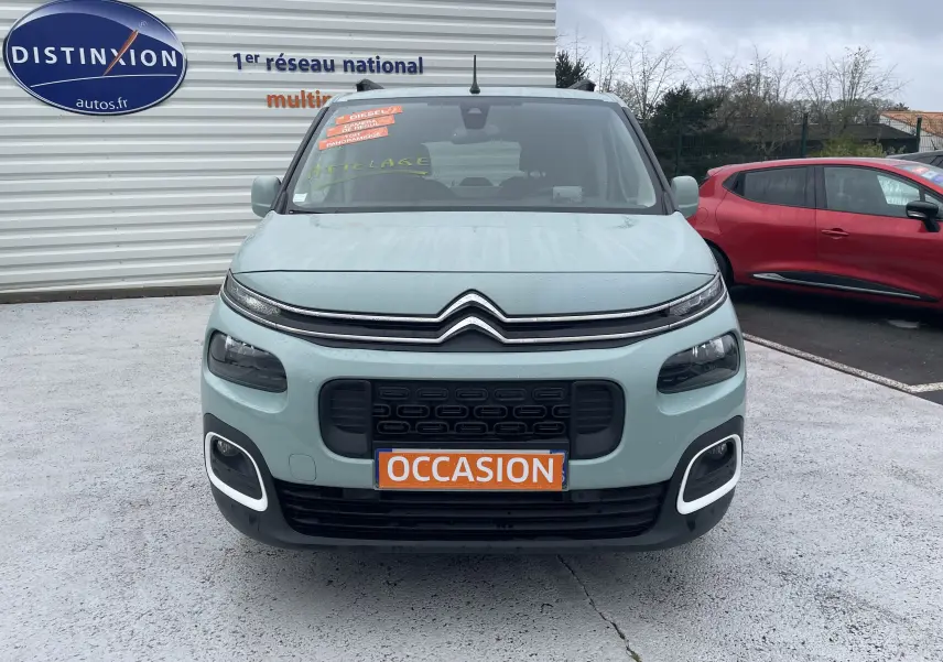Vue avant d'un Citroën Berlingo vert clair, avec plaques "OCCASION" et phares à LED distinctifs.
