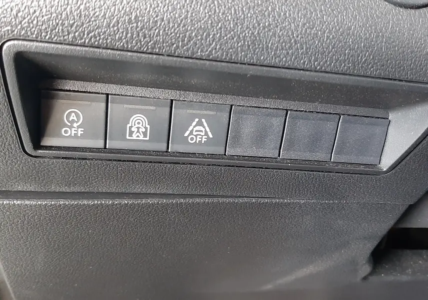 Gros plan sur les boutons de commande noirs du tableau de bord du Citroën Berlingo M BlueHDi 130ch Shine, intérieur gris-noir.