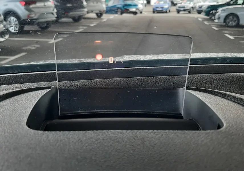 Affichage tête haute transparent du tableau de bord du Citroën Berlingo vert, vue intérieure avant sur parking.