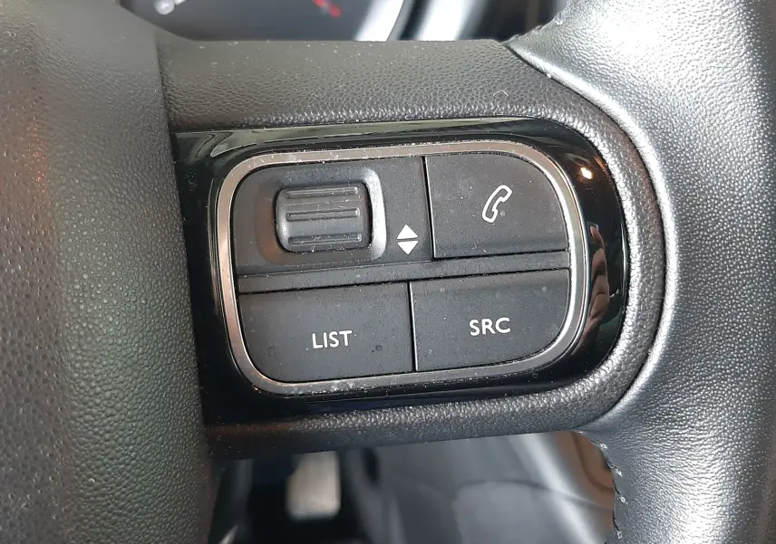 Gros plan sur les commandes gauche du volant en cuir noir du Citroën Berlingo 2019, version M BlueHDi 130ch Shine.