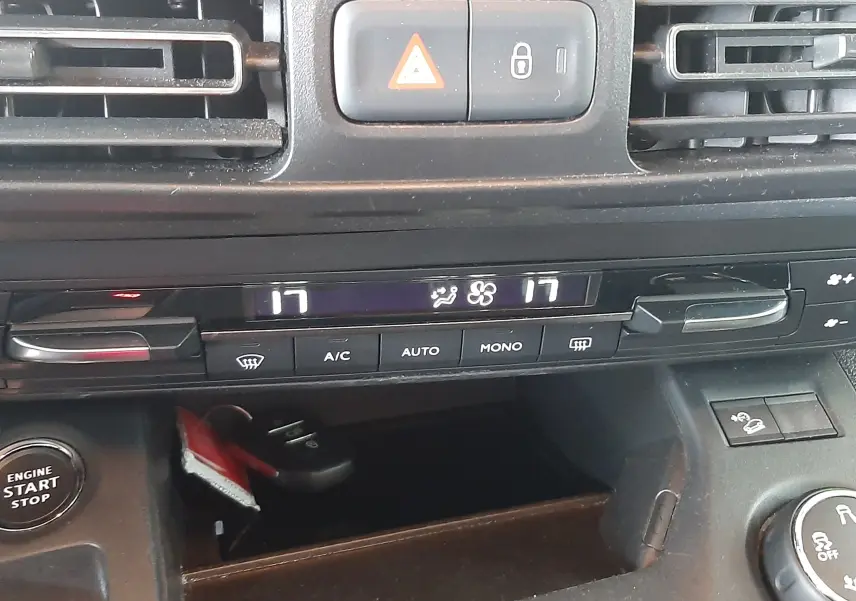 Détail du tableau de bord du Citroën Berlingo 2019, montrant la console de climatisation digitale et les boutons de commande.